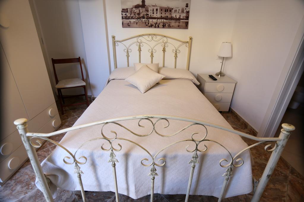 Io Resto Qui Bed and Breakfast Monopoli Habitación foto